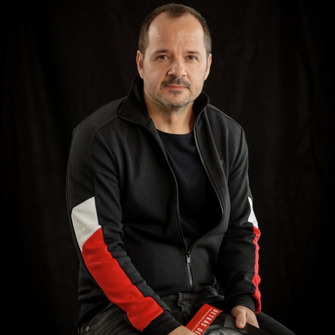 174460_angel-martin-posa-autor-detras-ruido